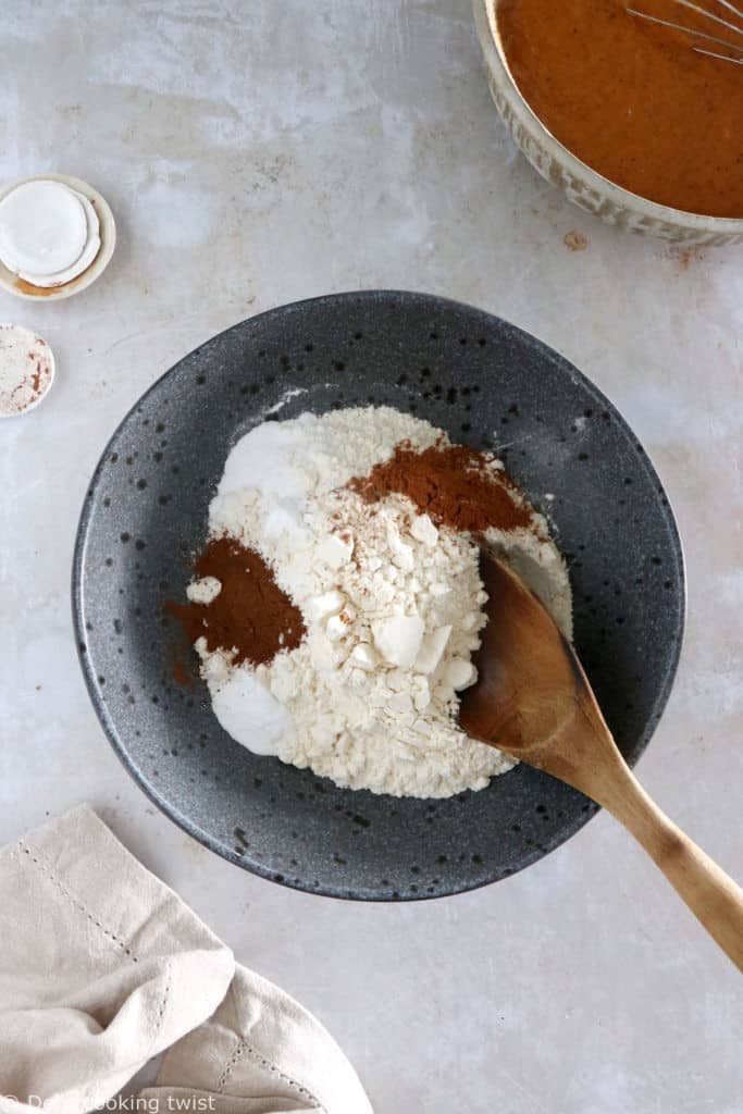 Plongez dans les douces saveurs d'automne avec ce pumpkin bread marbré façon cheesecake. Tendre et moelleux à coeur, il est délicieusement parfumé aux épices chaudes de pumpkin pie, avec un coeur de fromage frais (cream cheese) en son centre.