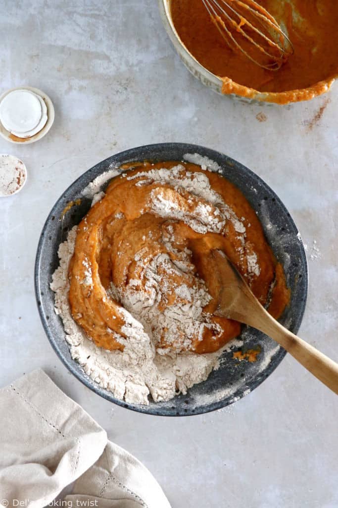 Plongez dans les douces saveurs d'automne avec ce pumpkin bread marbré façon cheesecake. Tendre et moelleux à coeur, il est délicieusement parfumé aux épices chaudes de pumpkin pie, avec un coeur de fromage frais (cream cheese) en son centre.