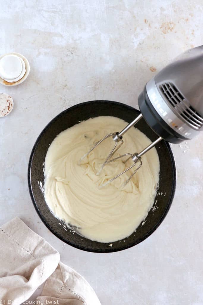 Plongez dans les douces saveurs d'automne avec ce pumpkin bread marbré façon cheesecake. Tendre et moelleux à coeur, il est délicieusement parfumé aux épices chaudes de pumpkin pie, avec un coeur de fromage frais (cream cheese) en son centre.