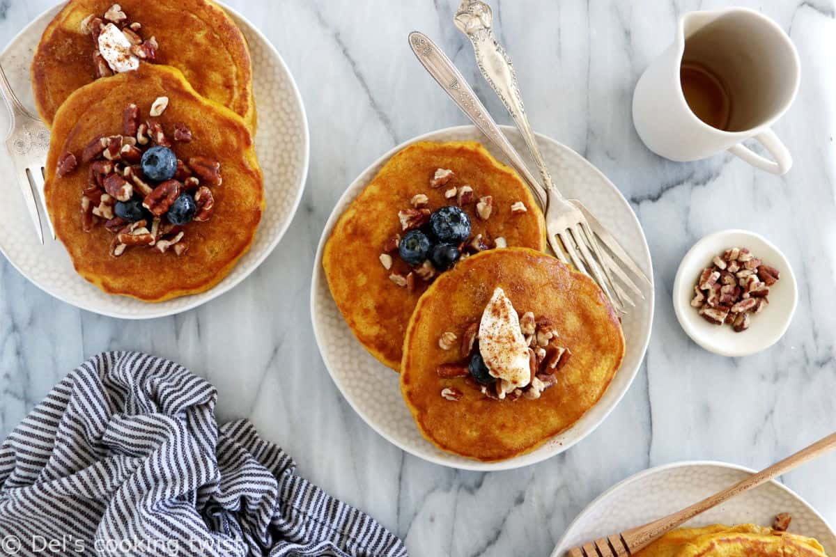 Ces pancakes à la citrouille, ou pumpkin pancakes en anglais, sont réalisés avec de la purée de citrouille et des épices chaudes d'automne.