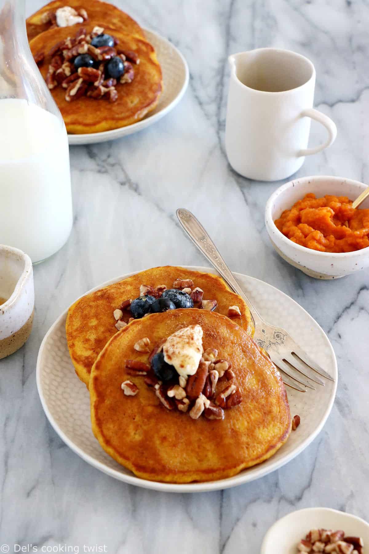 Ces pancakes à la citrouille, ou pumpkin pancakes en anglais, sont réalisés avec de la purée de citrouille et des épices chaudes d'automne.