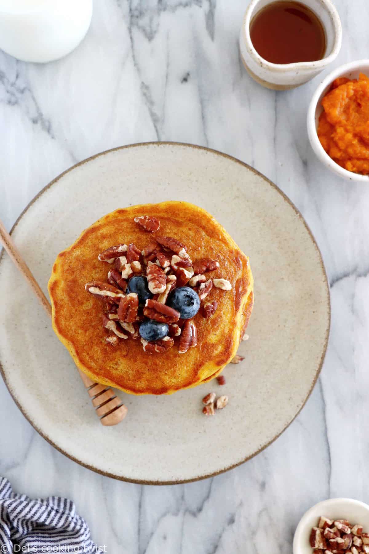 Ces pancakes à la citrouille, ou pumpkin pancakes en anglais, sont réalisés avec de la purée de citrouille et des épices chaudes d'automne.