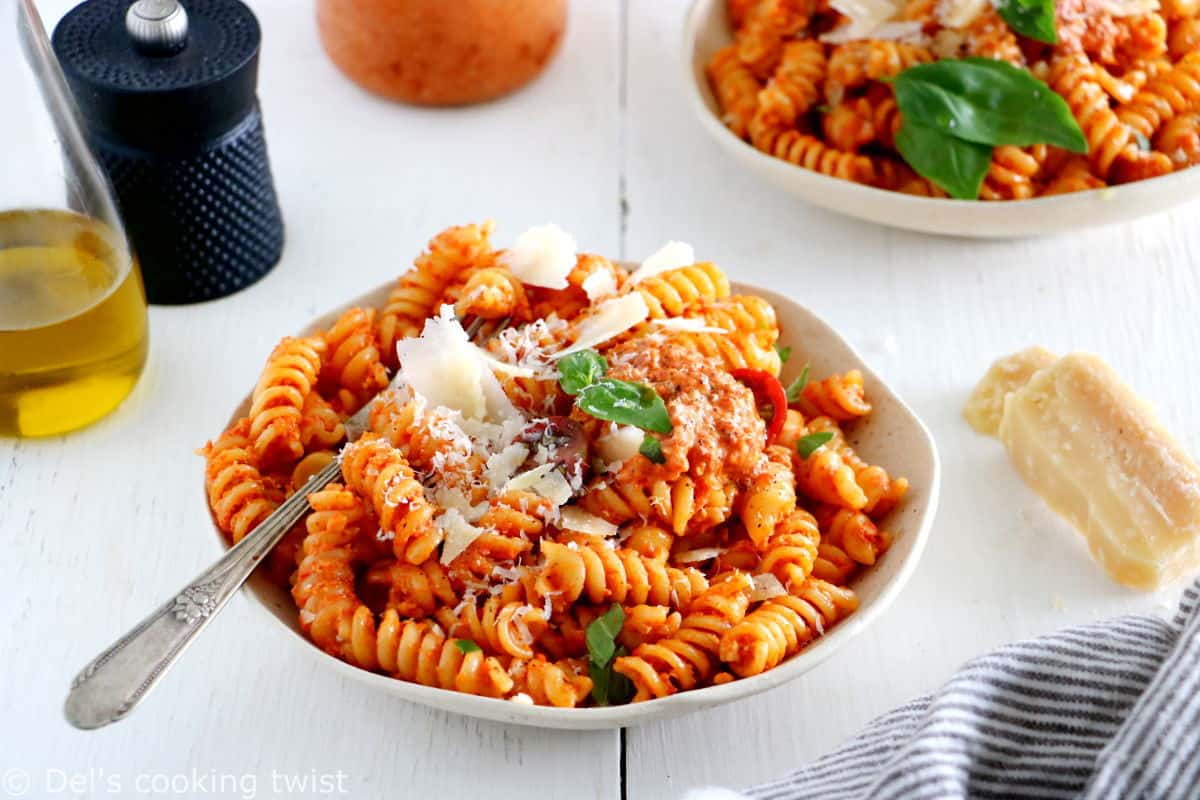 Roasted Red Pepper & Cashew Pasta - Del's cooking twist