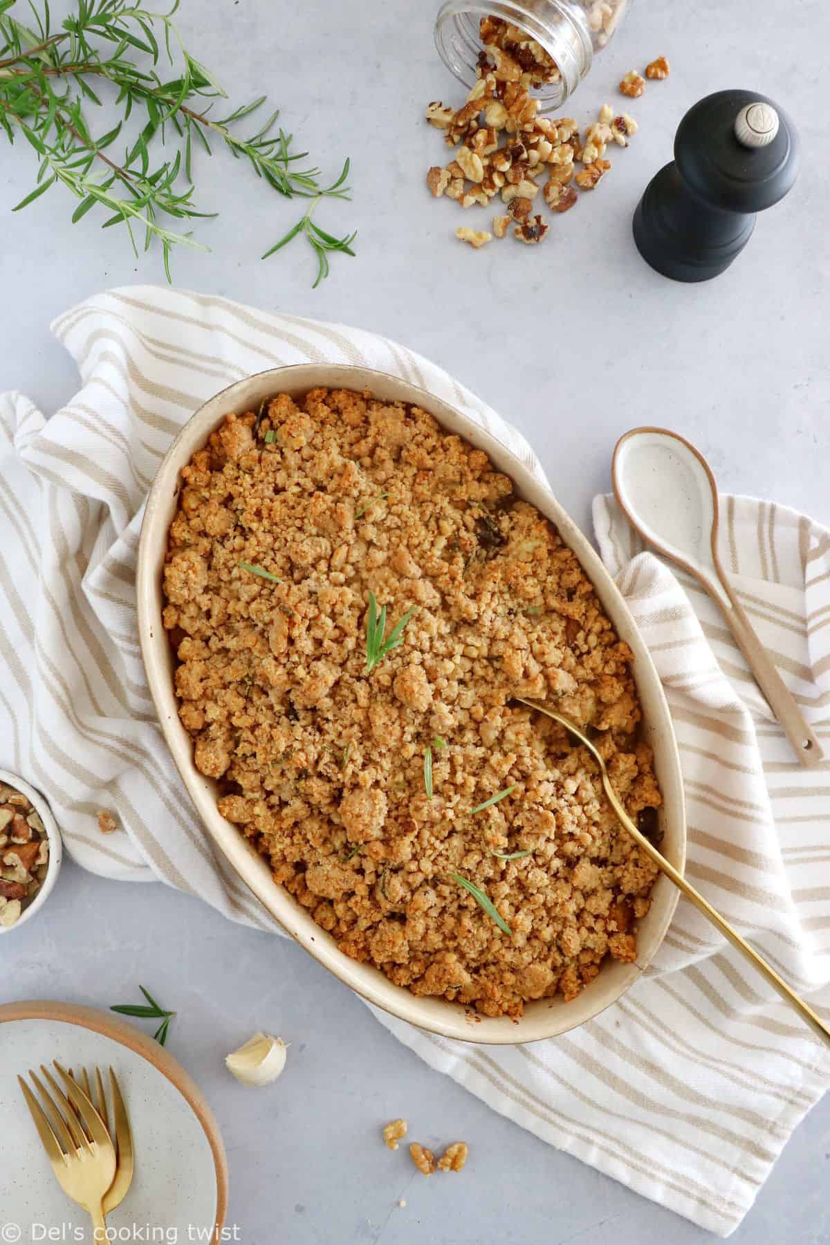 Ce délicieux crumble de courge butternut, champignons et chèvre est réalisé avec un crumble aux noix parfumé au romarin.