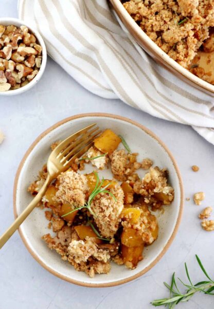 Ce délicieux crumble de courge butternut, champignons et chèvre est réalisé avec un crumble aux noix parfumé au romarin.