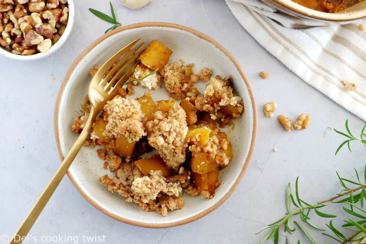 Ce délicieux crumble de courge butternut, champignons et chèvre est réalisé avec un crumble aux noix parfumé au romarin.