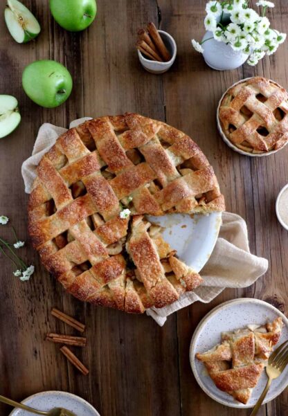 La recette de la vraie American Apple Pie, avec un joli quadrillage recouvrant une généreuse couche de pommes délicieusement épicées.