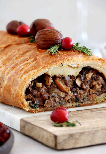 Cette recette de wellington végétarien aux champignons fera sensation sur votre table de fêtes, que vos invités soient végétariens ou non.