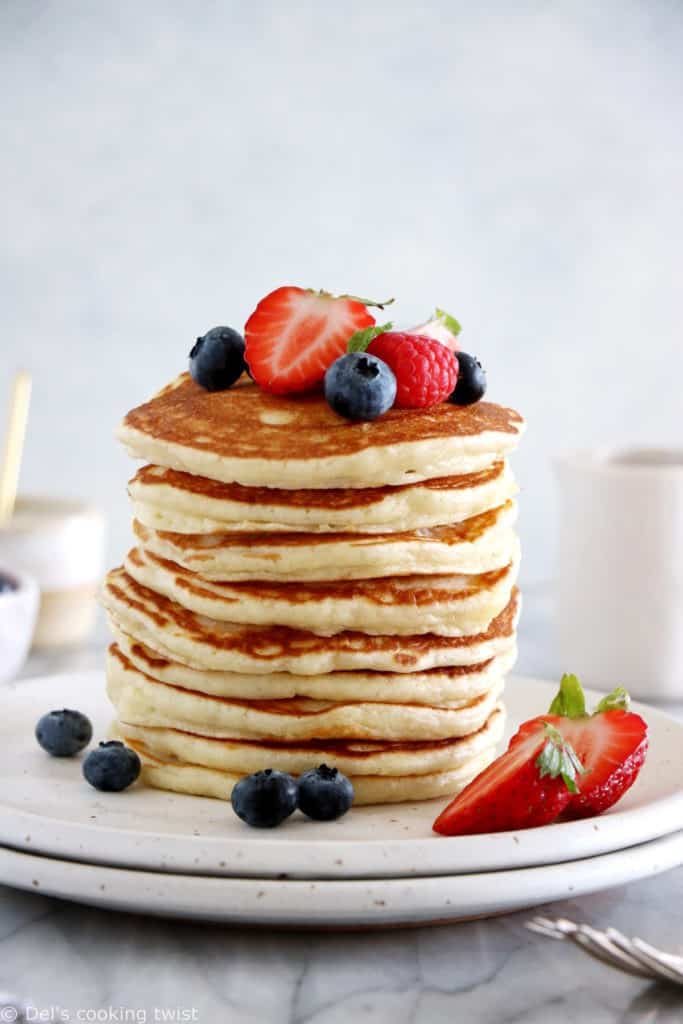 These easy fluffy American pancakes are the BEST pancake recipe you can possibly find. With only 6 ingredients and 2 minutes preparation, you get generous and fluffy pancakes with no effort.