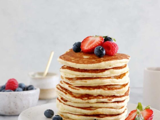 Des pancakes américains faciles et très moelleux, réalisés en quelques minutes avec des ingrédients de base. Une recette de pancakes inratable pour petits déjeuners gourmands.