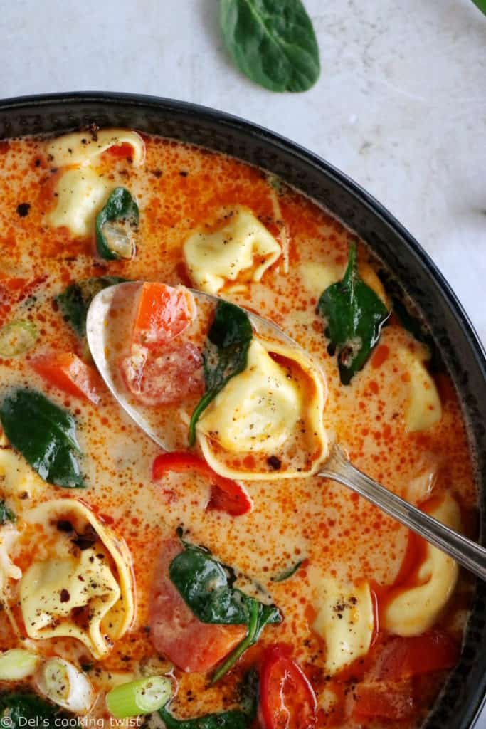 La soupe Thaï de curry rouge aux tortellinis, c'est la rencontre de la cuisine Thaï et de la cuisine italienne.