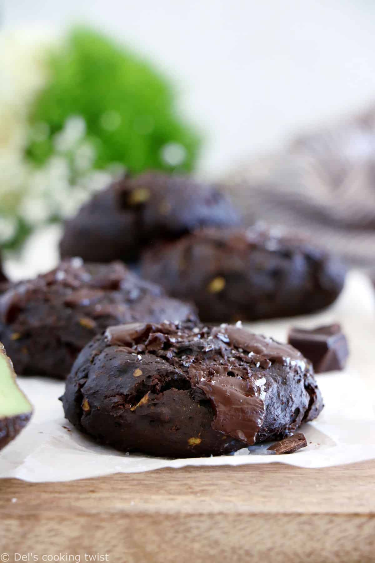 Réalisés avec de l'avocat écrasé en lieu et place du beurre, ces cookies au chocolat et à l'avocat sont sucrés naturellement, sans lactose et également disponibles en version vegan.