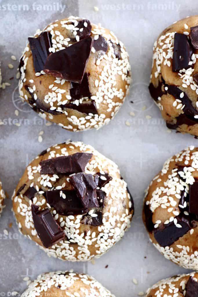 Ces cookies au miso et pépites de chocolat sont un concentré de saveurs umami, alliant sucré, salé et d'autres saveurs enrobantes et uniques.