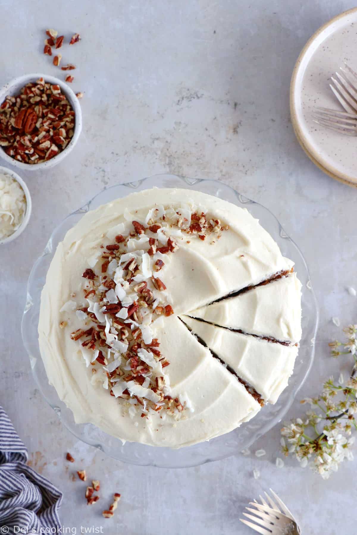 Découvrez la recette du carrot cake parfait, à la fois extrêmement moelleux et délicieusement parfumé à la cannelle. Ce carrot cake est réalisé avec de l'ananas, de la noix de coco et des noix de pécan, et réhaussé d'un glaçage des plus crémeux, apportant de la fraîcheur à l'ensemble.