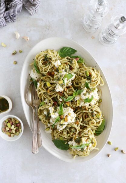 Ces pâtes au pesto de pistaches et burrata constituent un plat tout simple aux saveurs audacieuses.