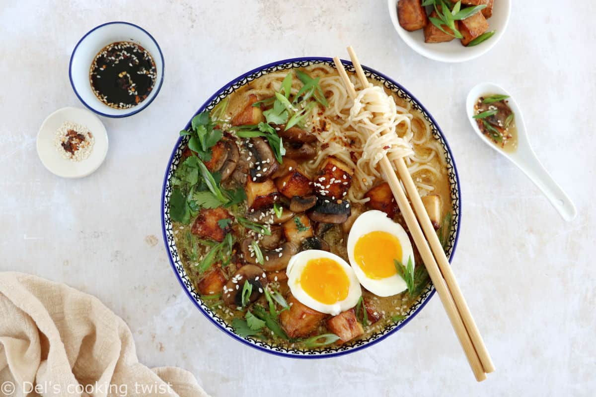 Nouilles ramen épicées à l'érable, au tofu & aux champignons