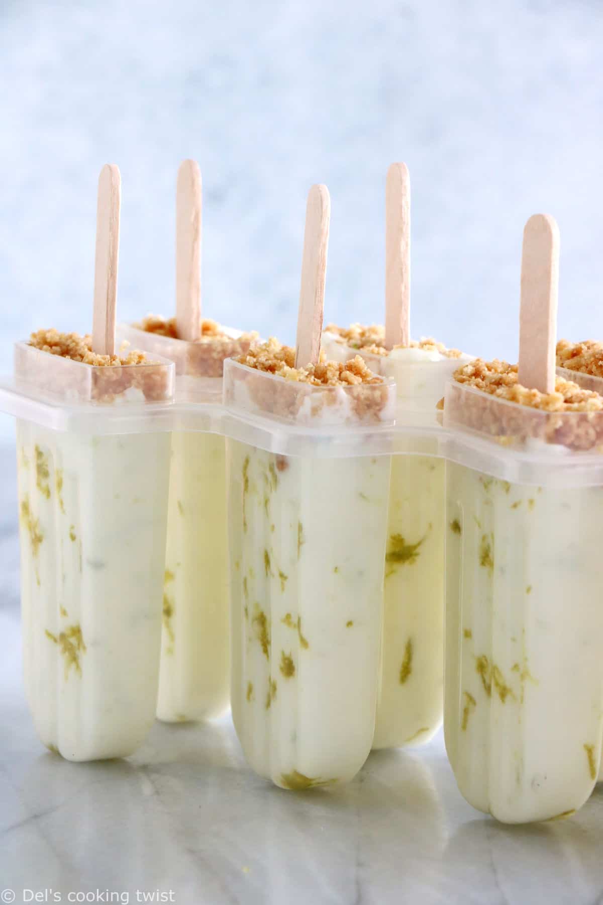 Les popsicles au citron vert façon "Key Lime Pie", c'est une idée de glace rafraîchissante pour l'été. Réalisés avec seulement 3 ingrédients, ces popsicles sont également disponibles en version sans gluten.