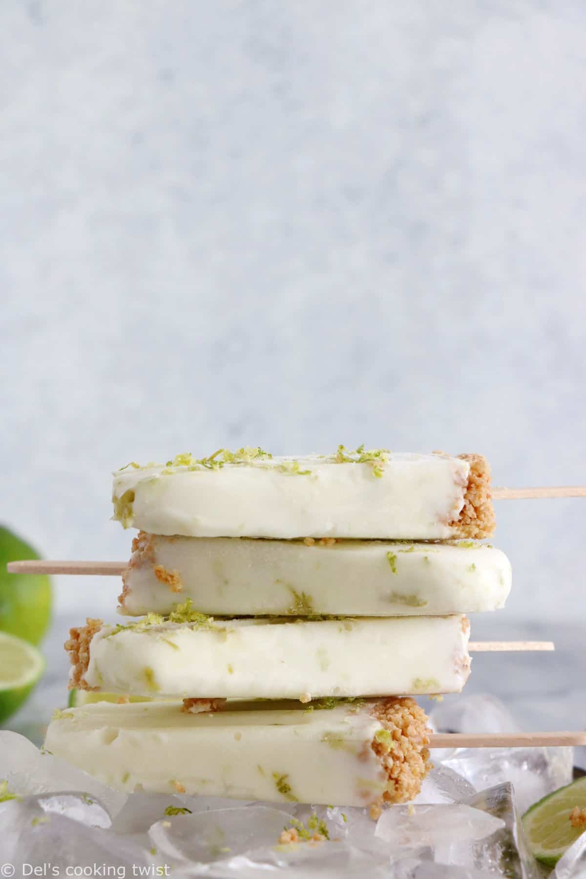 Les popsicles au citron vert façon "Key Lime Pie", c'est une idée de glace rafraîchissante pour l'été. Réalisés avec seulement 3 ingrédients, ces popsicles sont également disponibles en version sans gluten.