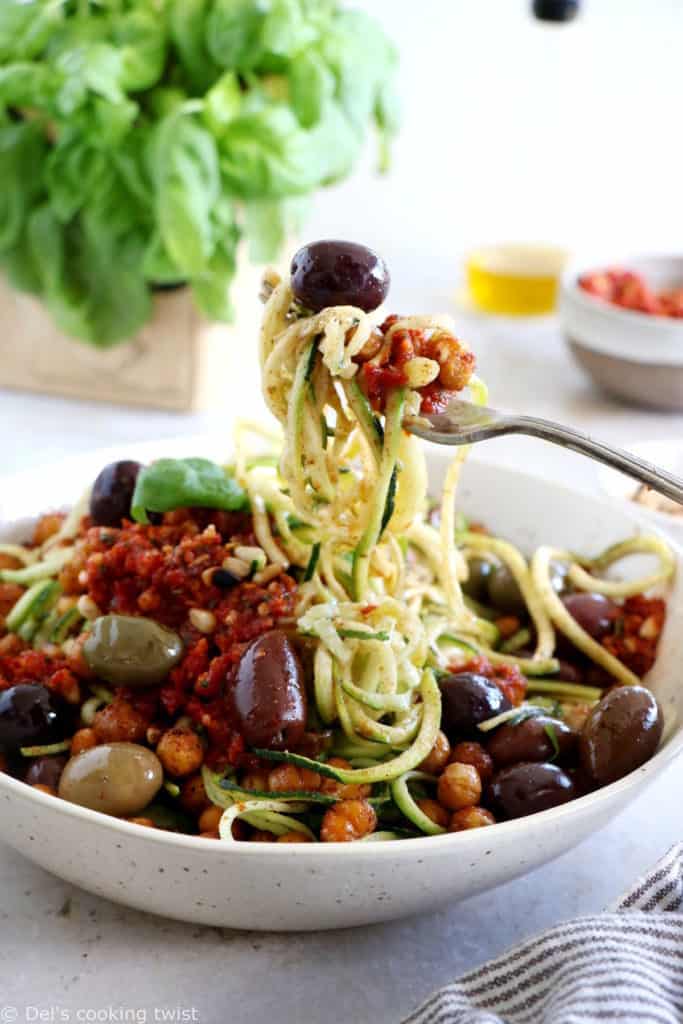 Retrouvez toutes les saveurs de l'été dans ces spaghettis de courgettes aux pois chiches épicés. À la fois vegan et sans gluten, on y retrouve des courgettes, des olives, des pois chiches grillés et un délicieux pesto de tomates séchées.