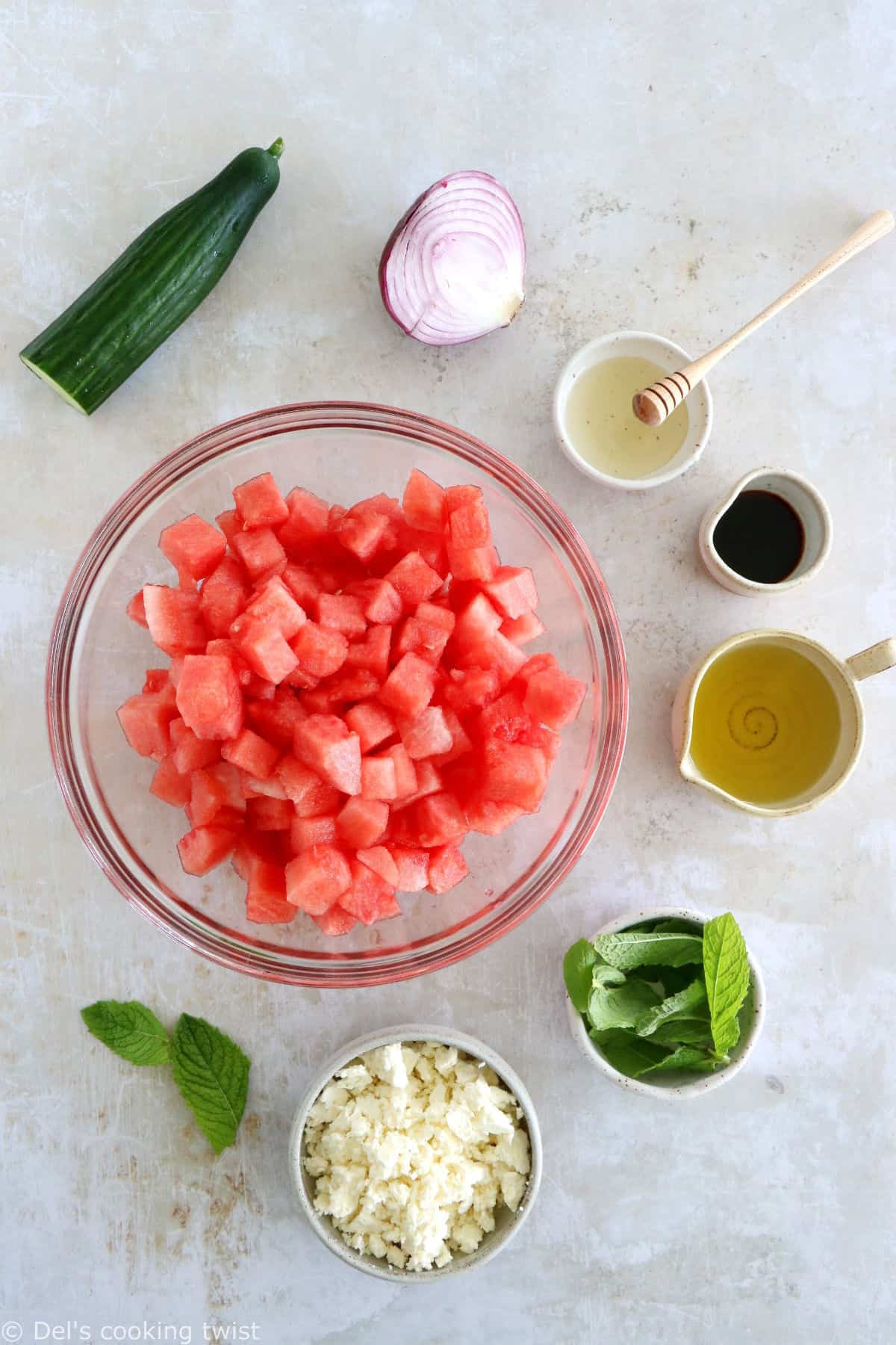 La salade de pastèque, feta et menthe est à la fois colorée, rafraîchissante et ultra simple à préparer. Prête en quelques minutes, c'est une salade idéale pour l'été.