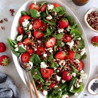 Délicieuse salade d'épinards, fraises et chèvre frais, accompagnée d'une vinaigrette au vinaigre balsamique et aux graines de pavot .