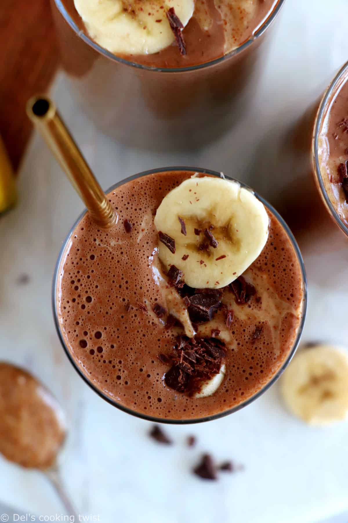 Avec seulement 5 ingrédients, ce smoothie banane, chocolat et purée d'amande est à la fois onctueux, gourmand et énergétique.