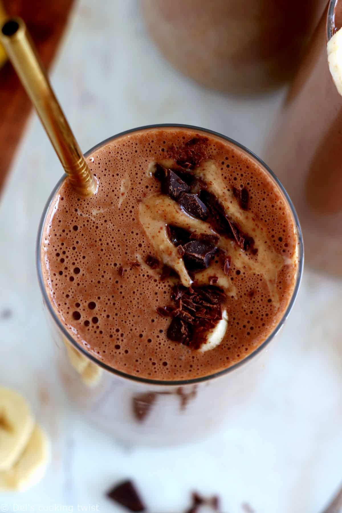 Avec seulement 5 ingrédients, ce smoothie banane, chocolat et purée d'amande est à la fois onctueux, gourmand et énergétique.