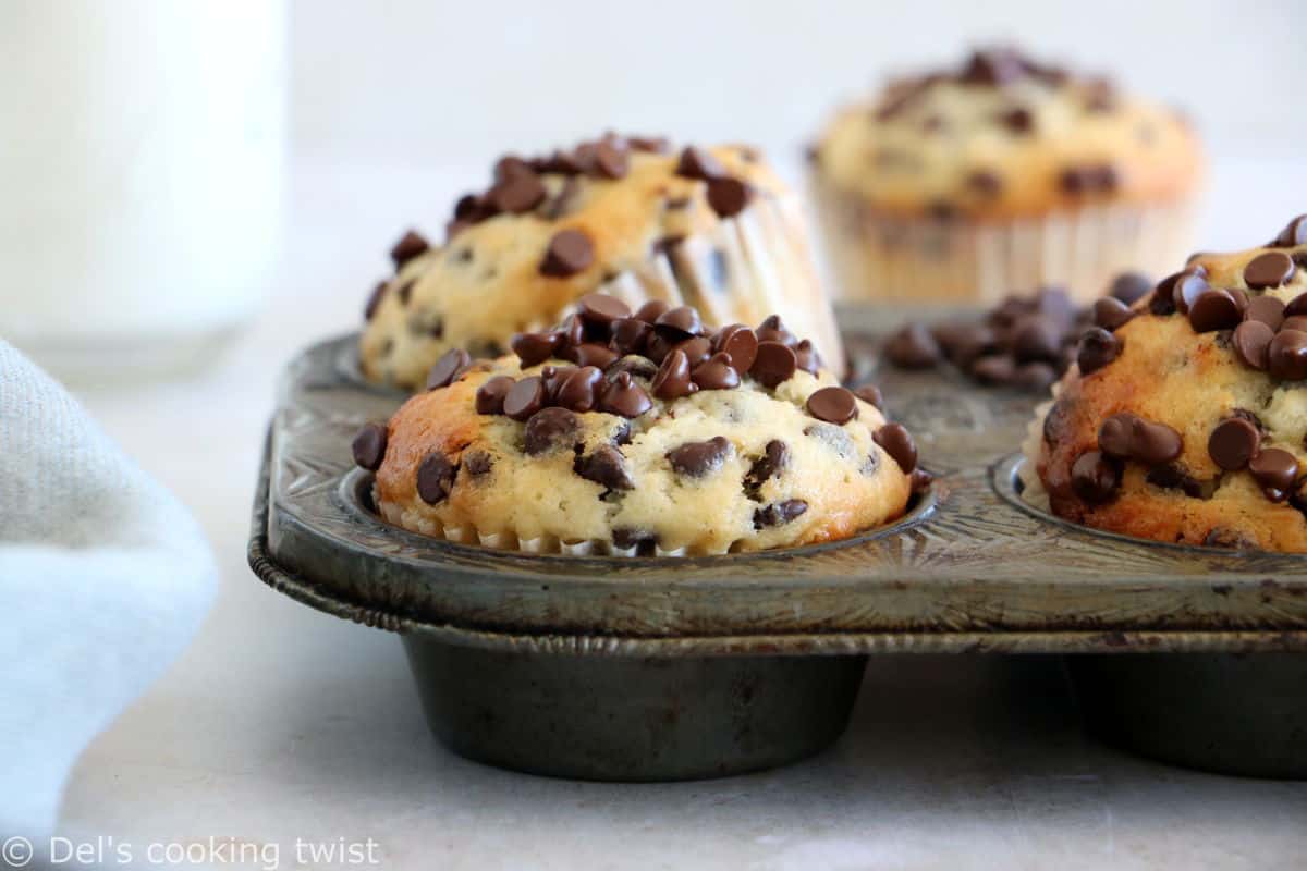 Un Moule à Muffins Avec Des Pépites De Chocolat Dessus.