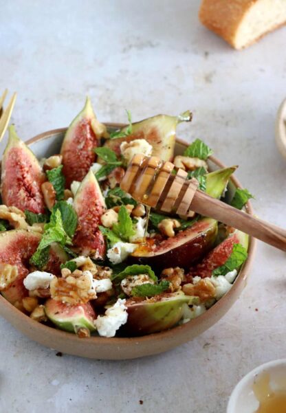 Cette salade de figues, chèvre et noix est d'une simplicité enfantine et regorge de saveurs fraîches et subtiles.