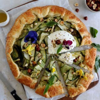 Aussi belle que gourmande, cette tarte rustique aux courgettes, burrata et noisettes grillées fleure bon l'été.