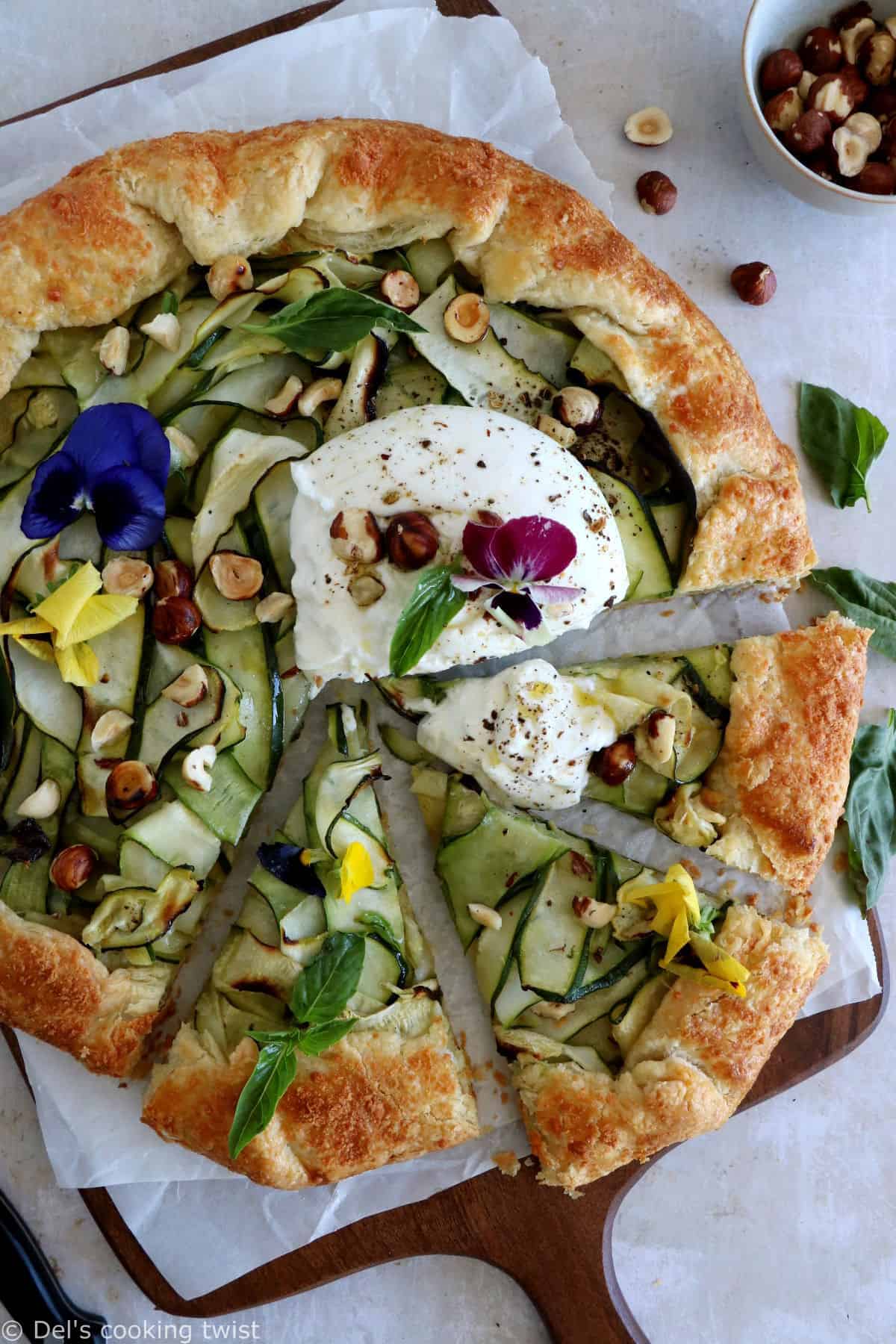 Aussi belle que gourmande, cette tarte rustique aux courgettes, burrata et noisettes grillées fleure bon l'été.