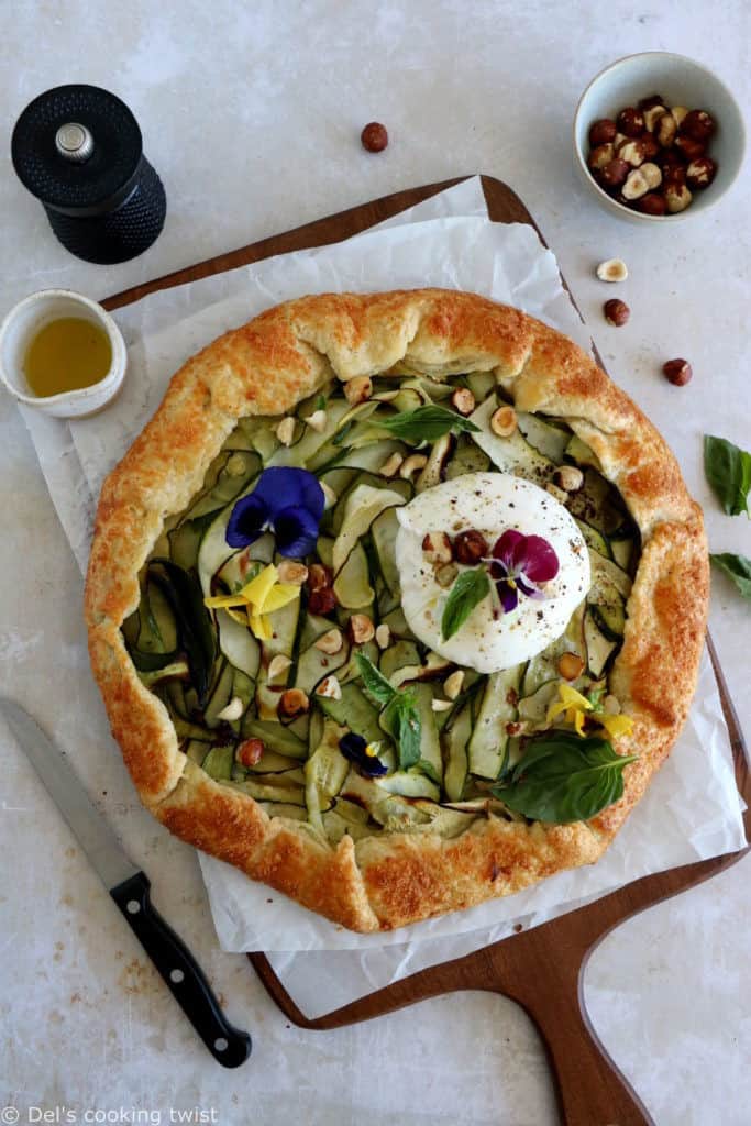 Aussi belle que gourmande, cette tarte rustique aux courgettes, burrata et noisettes grillées fleure bon l'été.