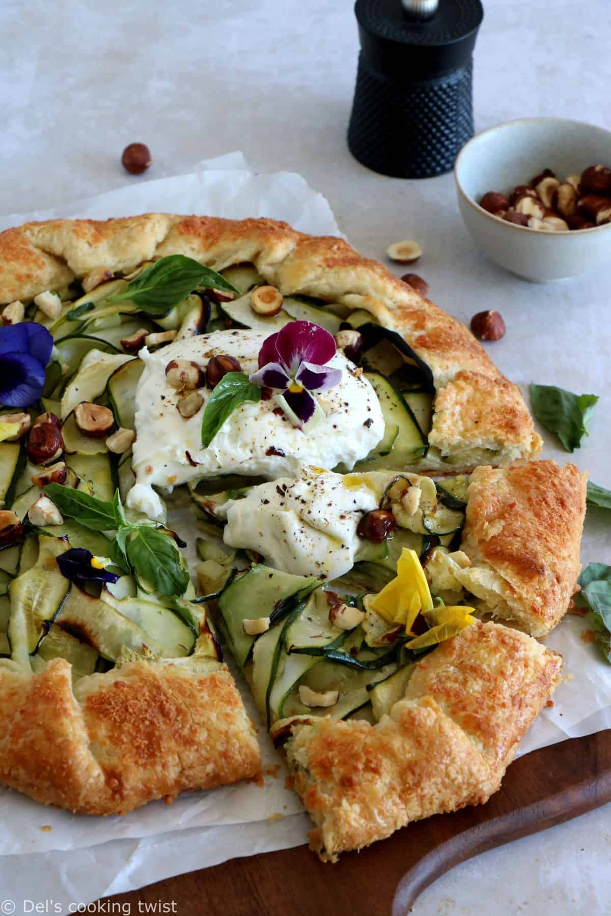 Aussi belle que gourmande, cette tarte rustique aux courgettes, burrata et noisettes grillées fleure bon l'été.