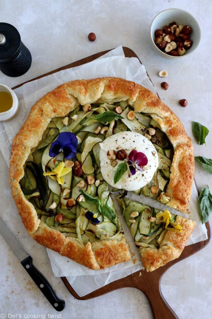 Aussi belle que gourmande, cette tarte rustique aux courgettes, burrata et noisettes grillées fleure bon l'été.