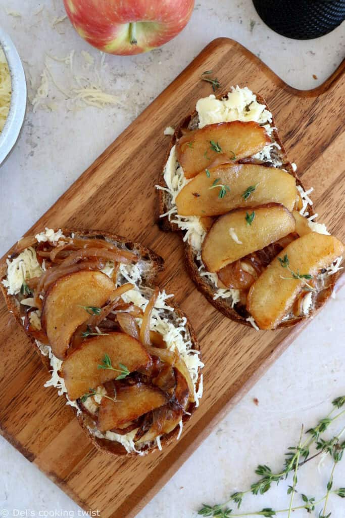 Le grilled cheese aux pommes et oignons caramélisés, c'est un sandwich chaud et croustillant avec du fromage fondu.