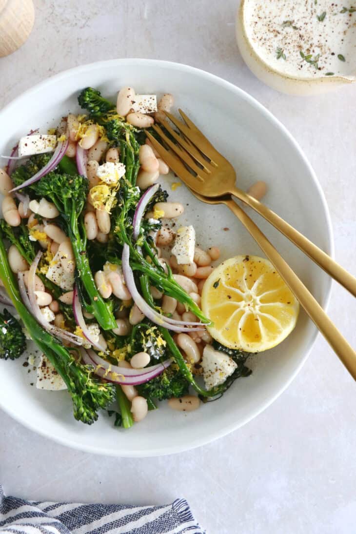 Retrouvez dans cette salade de broccolini, haricots blancs et feta des saveurs simples et authentiques.