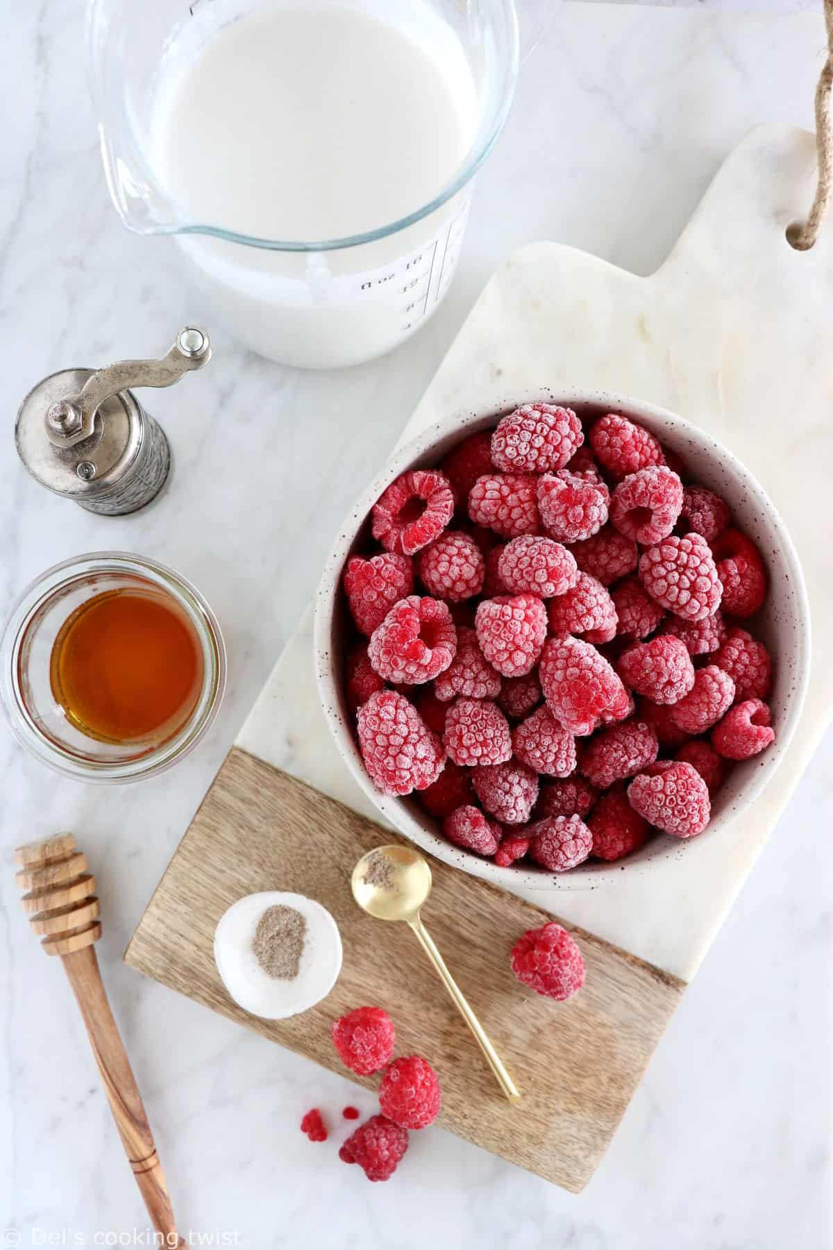 Délicieux smoothie framboises et lait de coco, à la fois doux et acidulé, avec toute l'onctuosité du lait de coco. Une boisson aux couleurs éclatante qui plaît aux petits comme aux grands.