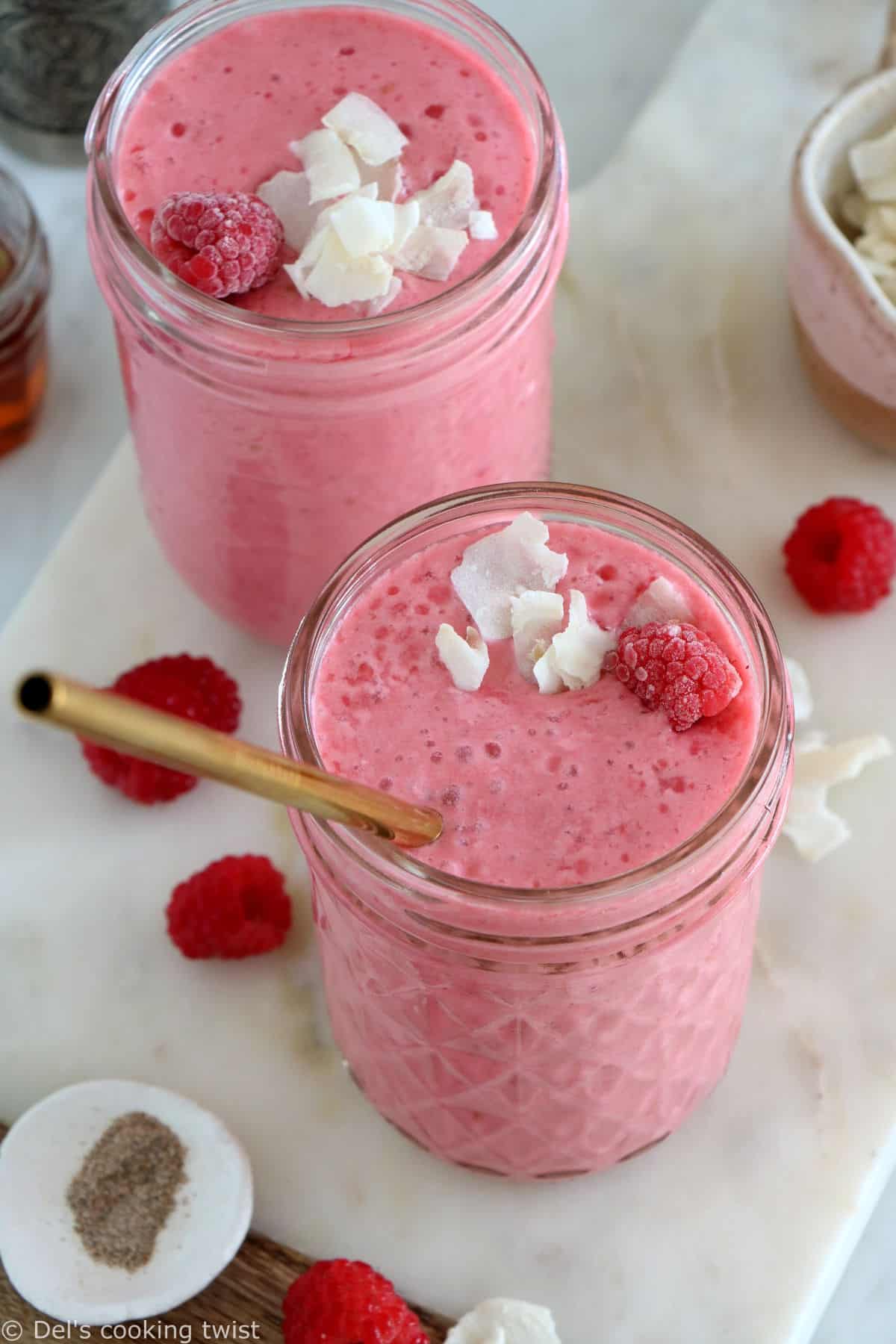 Délicieux smoothie framboises et lait de coco, à la fois doux et acidulé, avec toute l'onctuosité du lait de coco. Une boisson aux couleurs éclatante qui plaît aux petits comme aux grands.