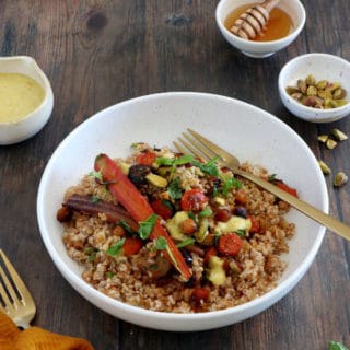 Ce plat de boulgour, carottes et pois chiches caramélisés au miel constitue un plat végétarien complet et savoureux.