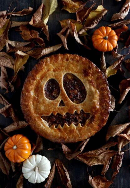 Cette effrayante tourte végétarienne façon Jack-O'-Lantern avec de la courge butternut et des lentilles sera parfaite pour le diner d'Halloween.