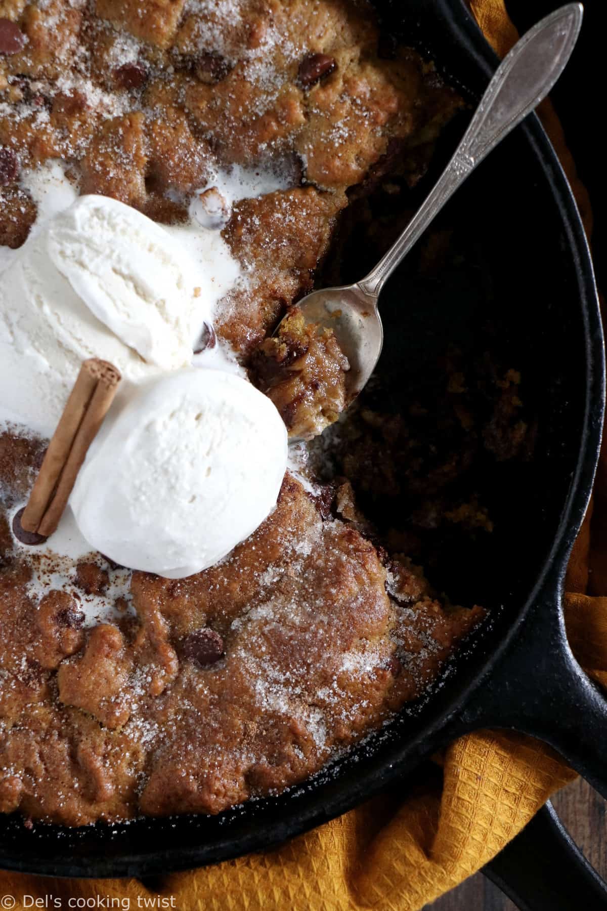 Le cookie géant à la citrouille, ou Pumpkin Skillet Cookie, est un cookie familial à partager. Fudgy à l'intérieur et croquant en surface, il est délicieusement parfumé aux épices d'automne.