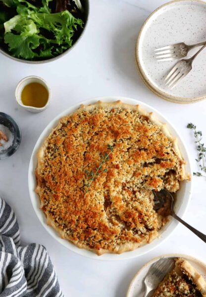 Cette tourte crumble aux poireaux est une tourte mêlant poireaux, échalotes et champignons déglacées dans du vin blanc et une délicieuse sauce béchamel.