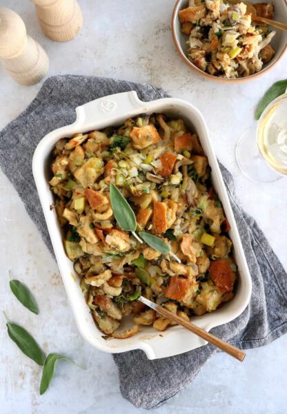 Le stuffing aux poireaux et aux champignons est une recette américaine, traditionnellement servie au moment des fêtes de fin d'année pour Thanksgiving ou à Noël, en accompagnement de la dinde ou tout simplement en guise de plat végétarien.