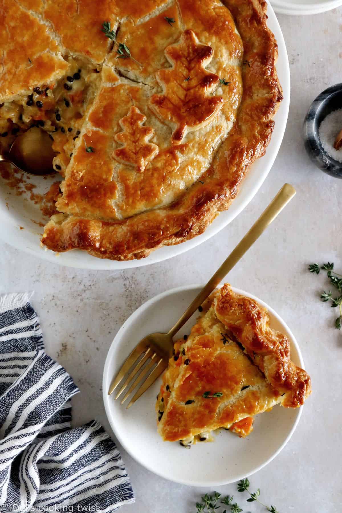 Cette tourte à la courge butternut et aux lentilles constitue un plat festif et convivial.