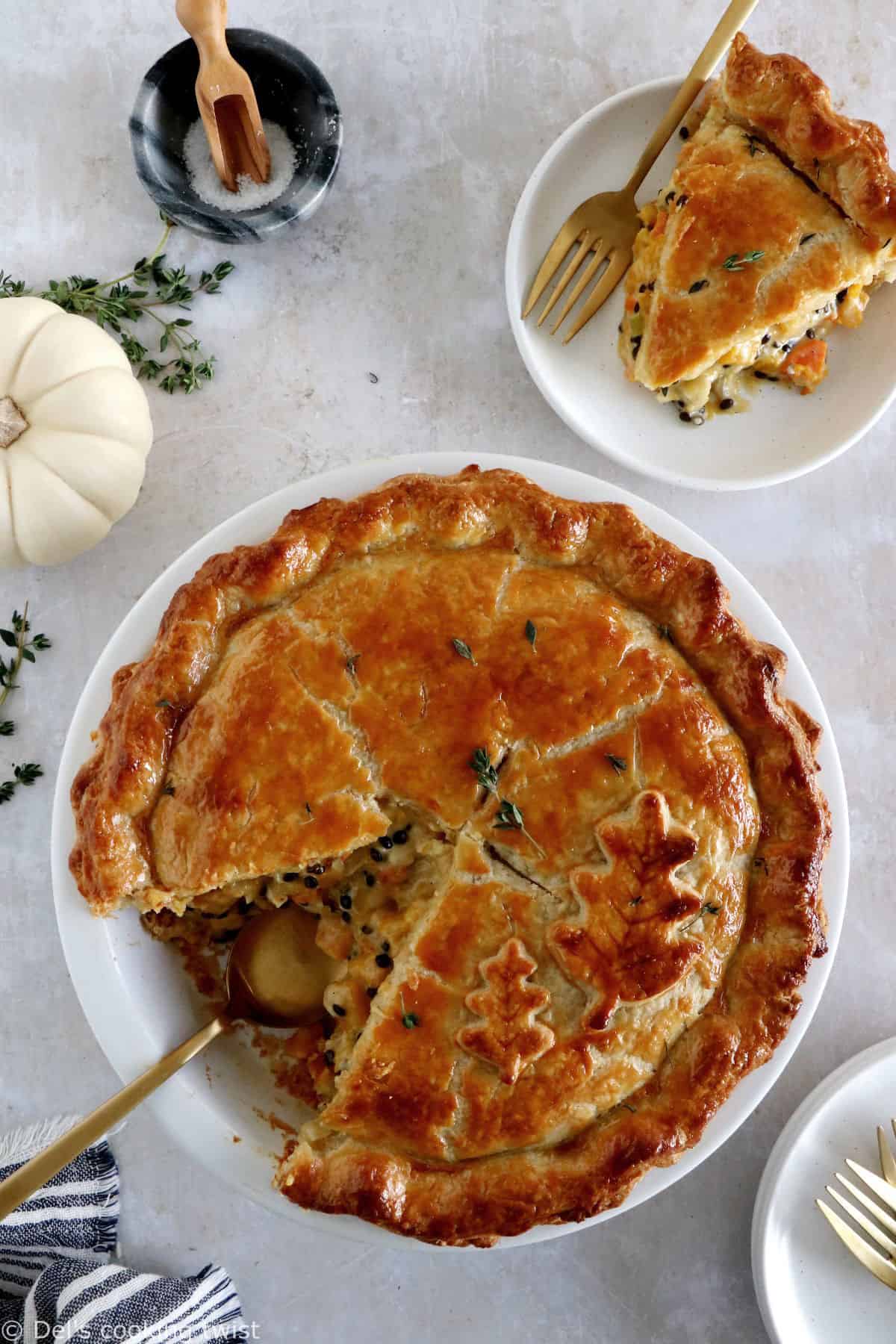 Cette tourte à la courge butternut et aux lentilles constitue un plat festif et convivial.