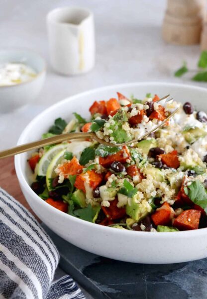 Ce quinoa bowl à la courge butternut et aux épices cajun est un plat complet et nutritif, avec une petite pointe épicée qui transportera vos papilles vers de nouveaux horizons.