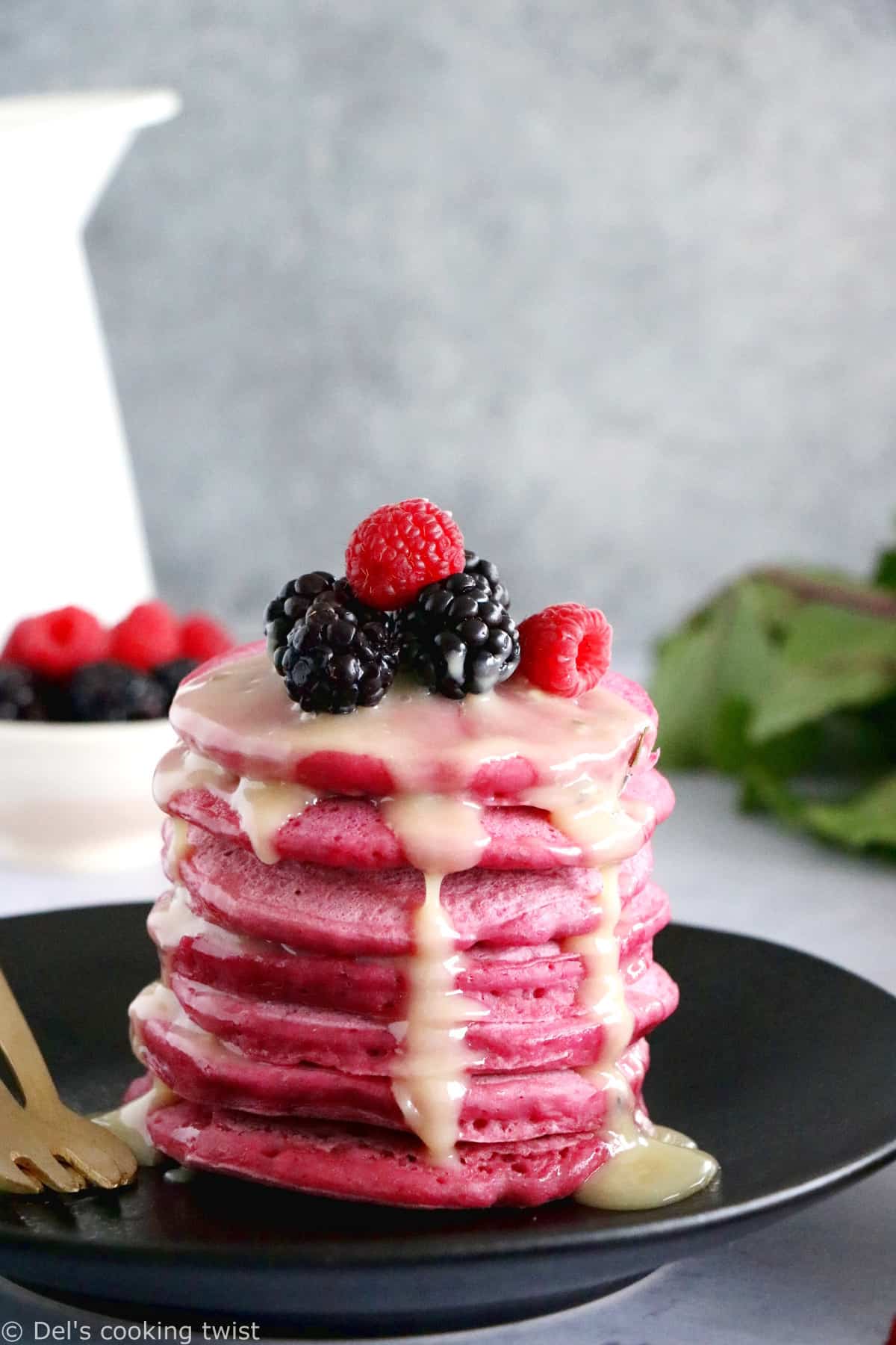 Naturellement colorés, ces pancakes roses à la betterave conviennent aussi bien pour la Saint Valentin que pour un petit déjeuner sain qui plaira aux adultes comme aux enfants.