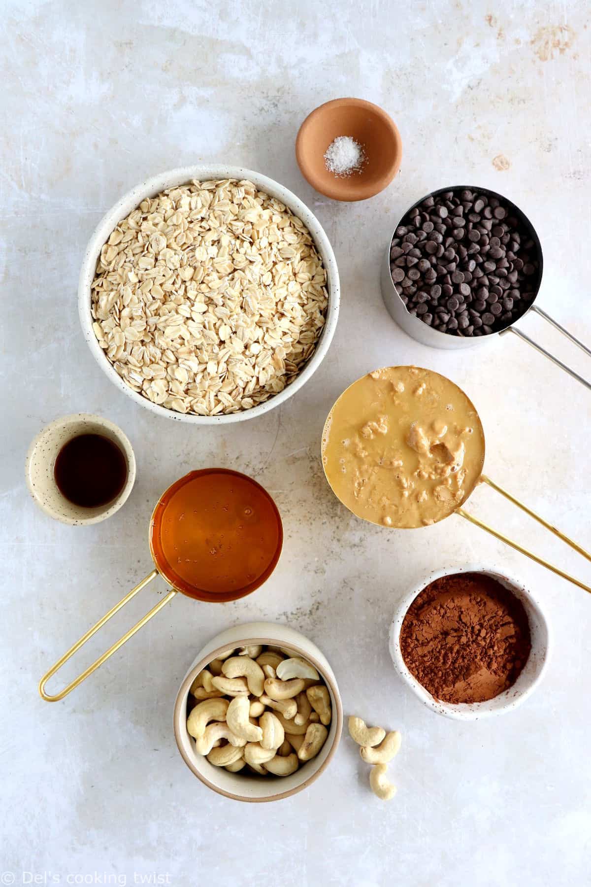 Ces barres de céréales au chocolat feront le bonheur de vos pauses saines et gourmandes. On y retrouve des flocons d'avoine, de la purée de noix de cajou, du miel et du cacao non sucré.