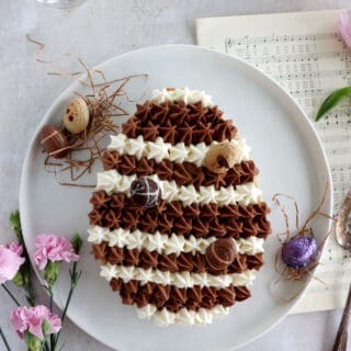 Le gâteau oeuf de Pâques noisettes et chocolat, c'est un dessert très gourmand qui fera sensation sur votre table de Pâques.