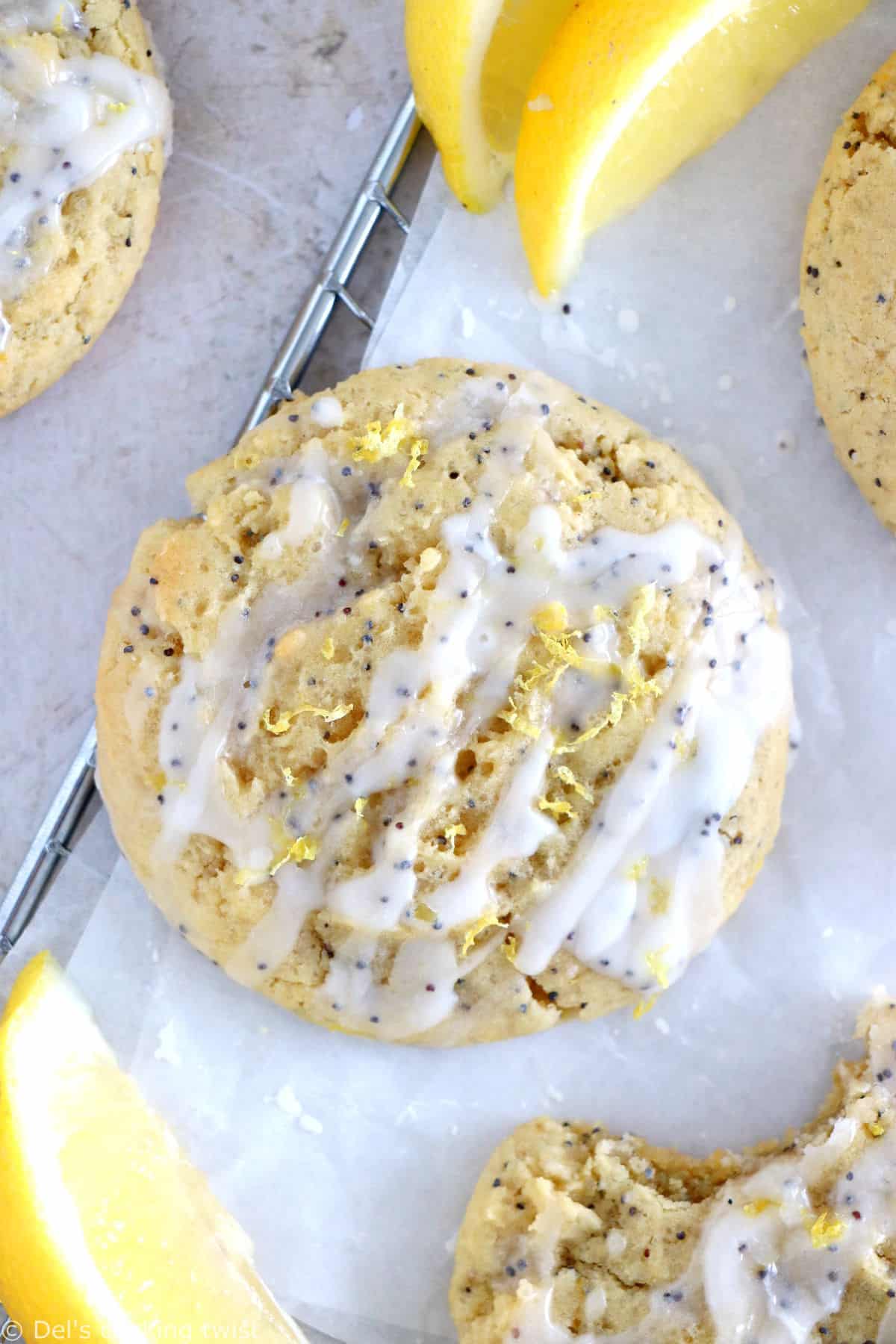 Ces cookies au citron et graines de pavot ont tout de votre cake citron-graines de pavot préféré, mais avec une texture de cookies à la fois croquante et chewy.